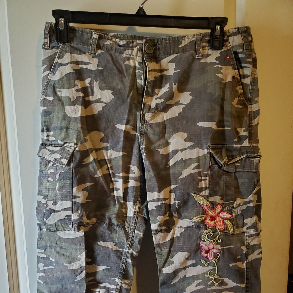 Size 16.5 Personal Identity Capris